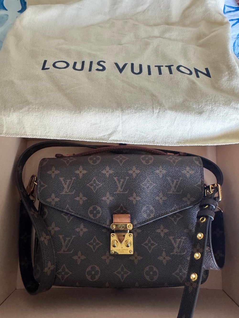 "Authentic Louis Vuitton Monogram Pochette Métis - Good Condition"